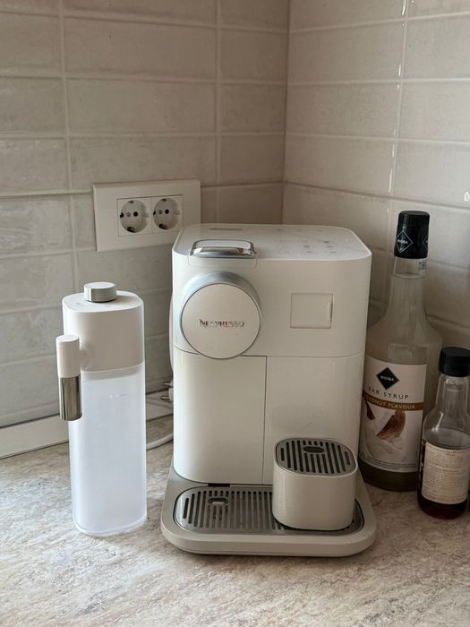 Vând Nespresso Gran Lattissima EN640.W -nou