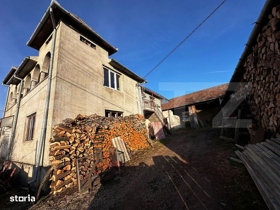 Casa cu 4 camere,baie, bucatarie,anexe.pivnita teren 2500 mp