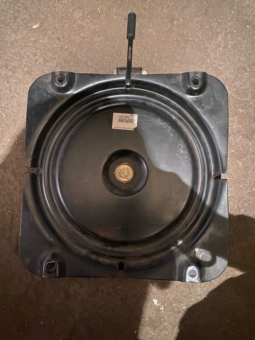 Въртяща основа за пасажерска седалка на бус кемпер