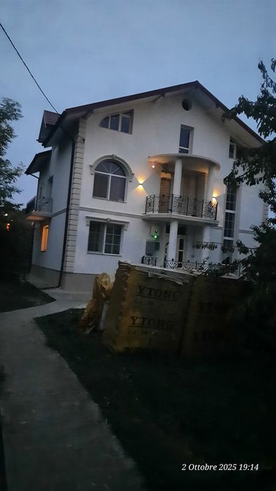 Casa .Apartament de 90mp,cu gradina,  în vila