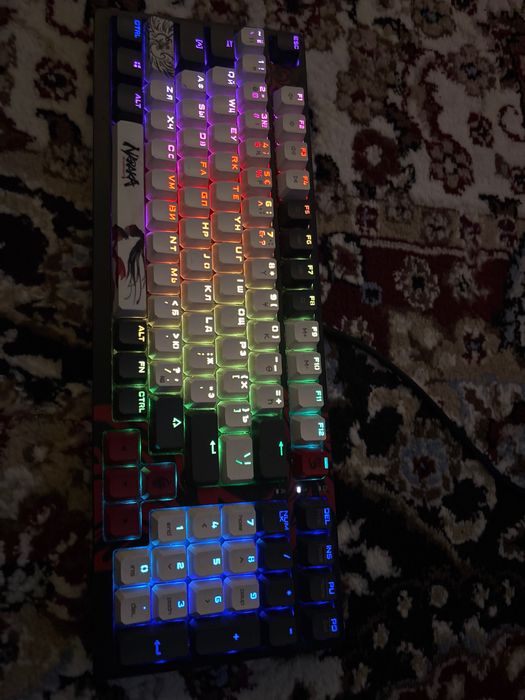 Игровой компьютер с клавиатурой