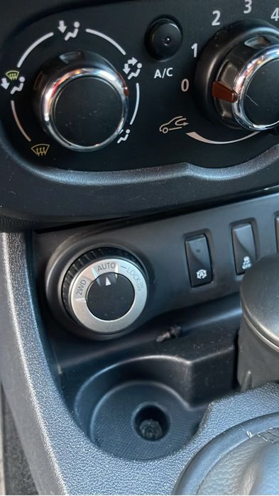 Dacia Daster benzina . Motor 1,2 , cai 125 , 4*4 .masina intretinuta exemplar de nota 9!