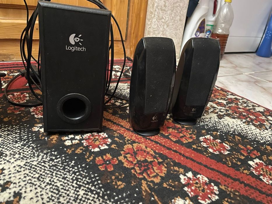 Unitate centrala cu monitor și tastatura, sistem audio