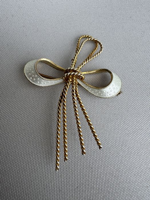 Brosa scandinava argint si email