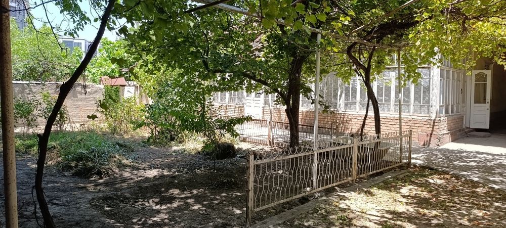 11-соток Узбекистанская срочно продаётся дом.