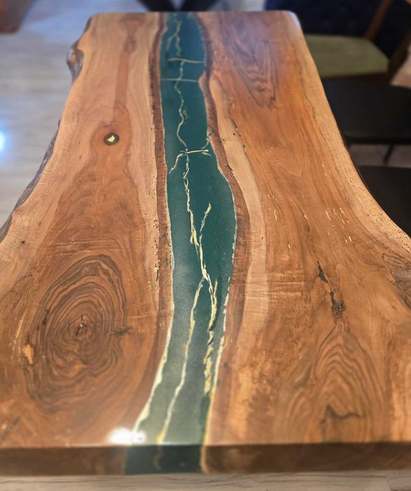 Masă de living unicat – lemn de nuc + rășină epoxidică