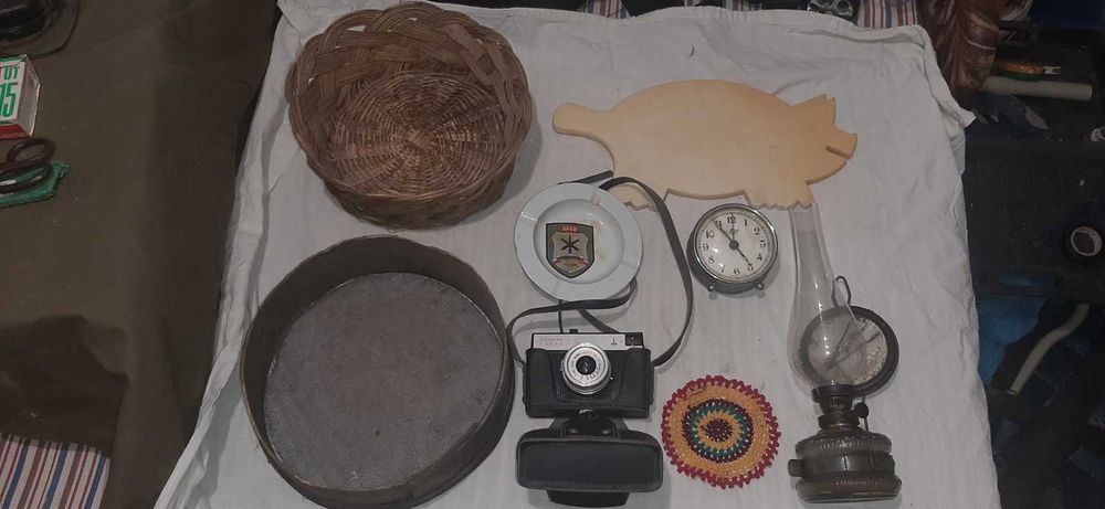 ретро радиоприемници, антена, манерка, инструменти, свещник, пепелник