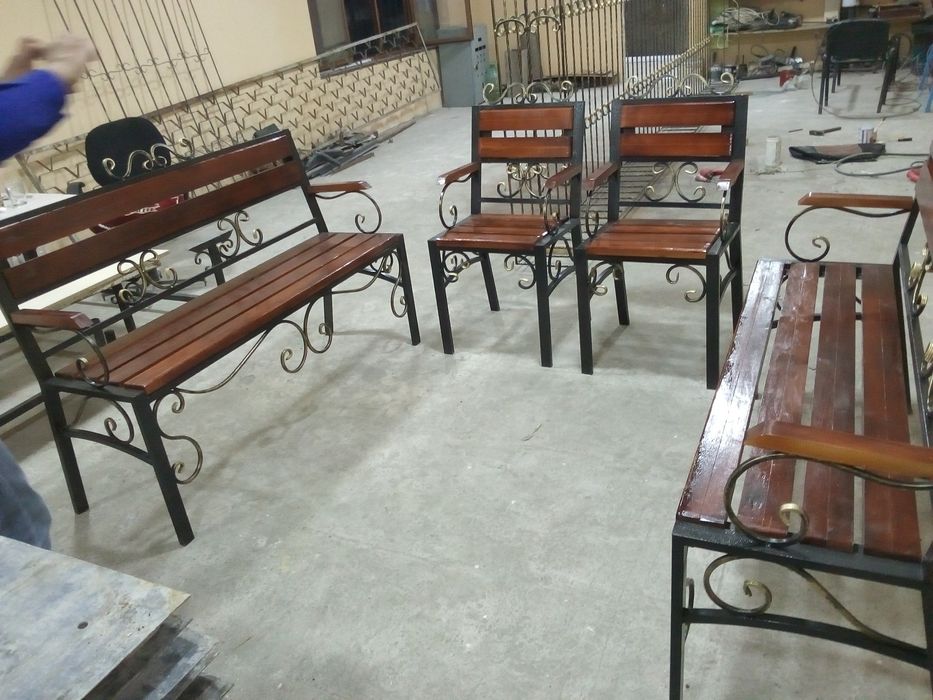 Стол и стулья из металла