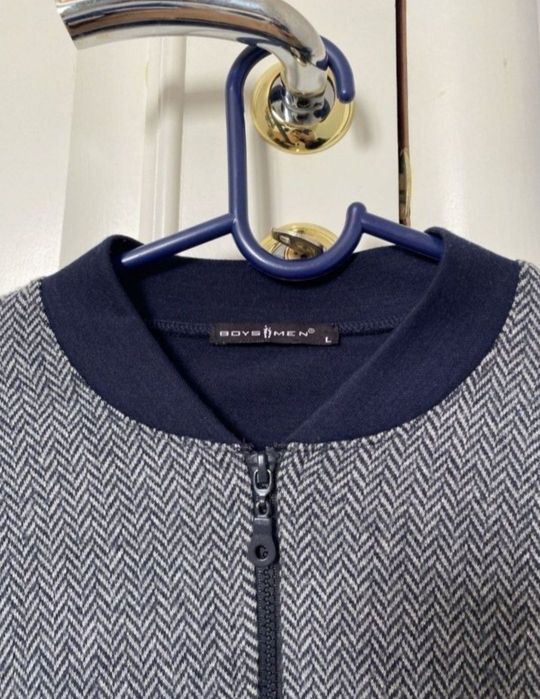 Продам свитер на полном замке