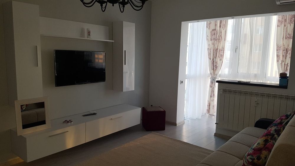 Închiriez apartament cu 2 camere
