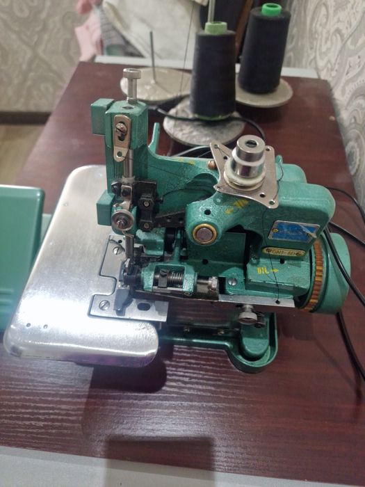 Оверлог новый с каробкой