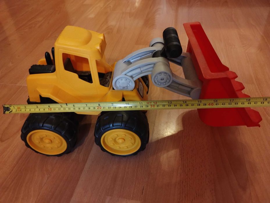 Разпродажба на играчки-писти, роботи и др.