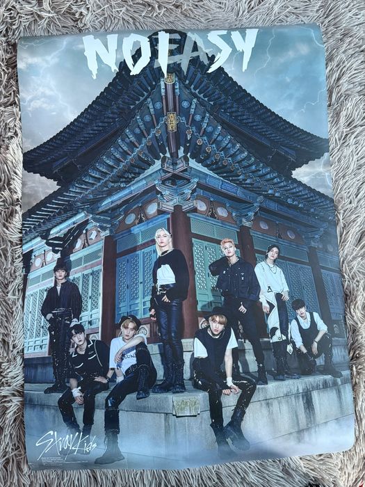 StrayKids Noeasy официален плакат
