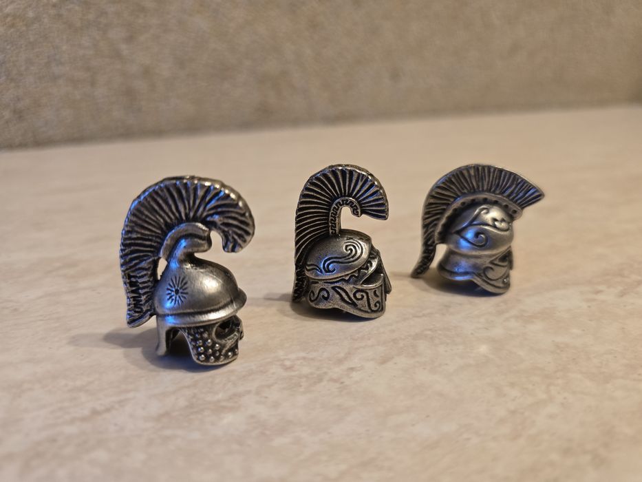 Set decorativ: Coifuri Grecești din Metal + breloc Tun