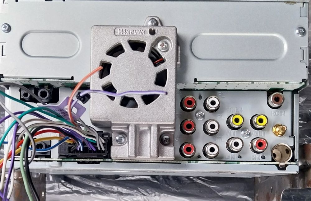 Продавам Мултимедия навигация Pioneer DMH-A3300DAB 2DIN 6.2"