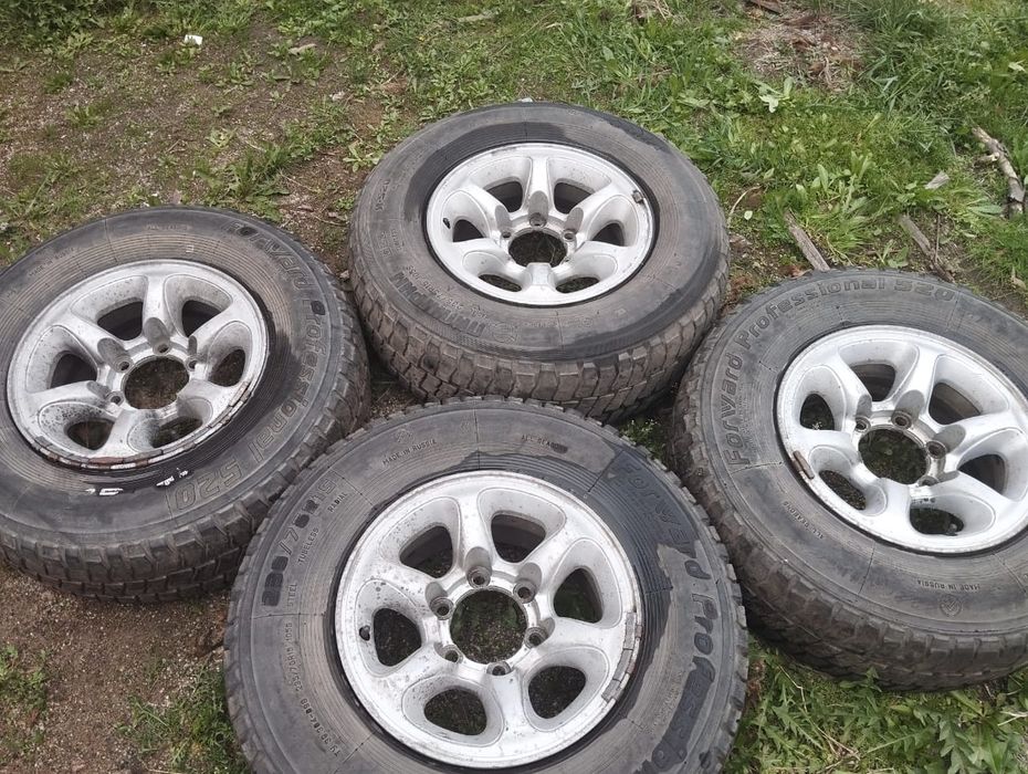 Продам диски с шинами от Митсубиси Монтеро