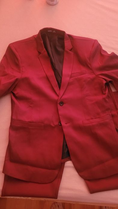 Vând costum bărbat (sacou +pantaloni)
