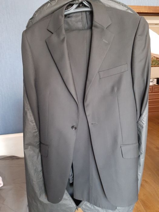 Костюм мужской ,черного цвета в отличном состояние .