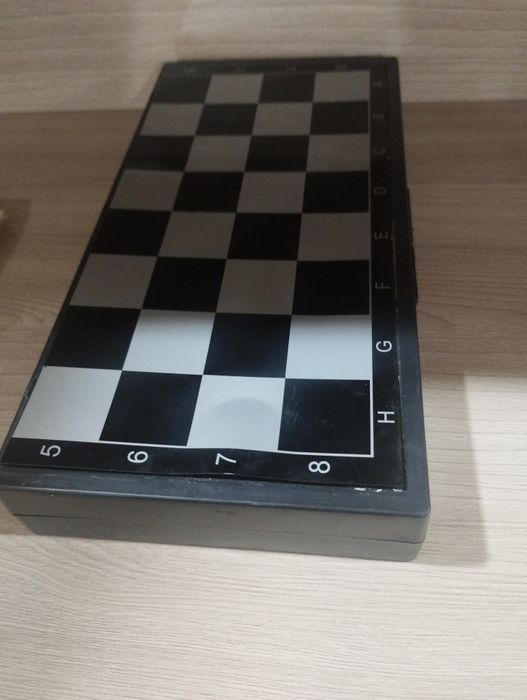 Продам шахматы на магнитах.