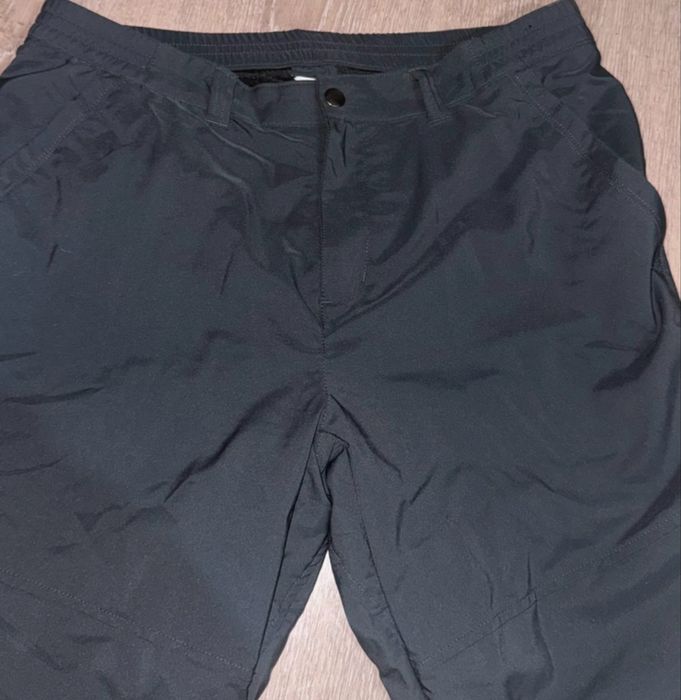 Pantaloni de schi. Anuntul este vizibil pe Vinted si se vinde mai usor