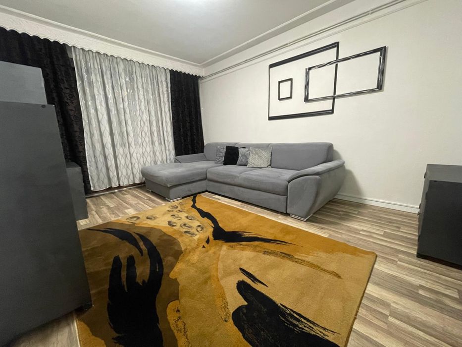 Inchiriez apartament 3 camere decomandat  zona Palas