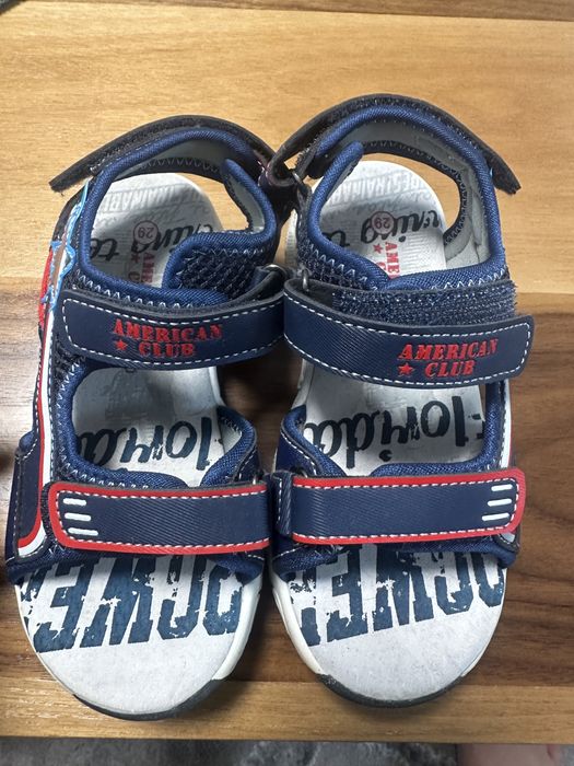 Детски обувки и буйки различни размери