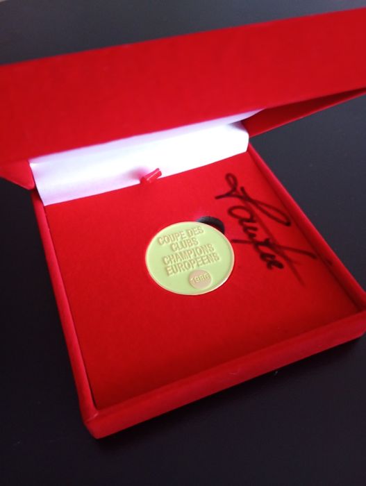 Medalie Steaua Bucuresti semnata de Marius Lacatus si Esarfa Steaua 86