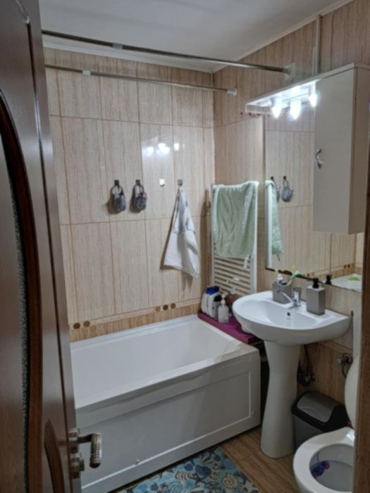 Vând apartament în Alexandria, 3 camere,balcon,2 debarale,etaj 4din4,izolat exterior, dar si izolare deasupra.