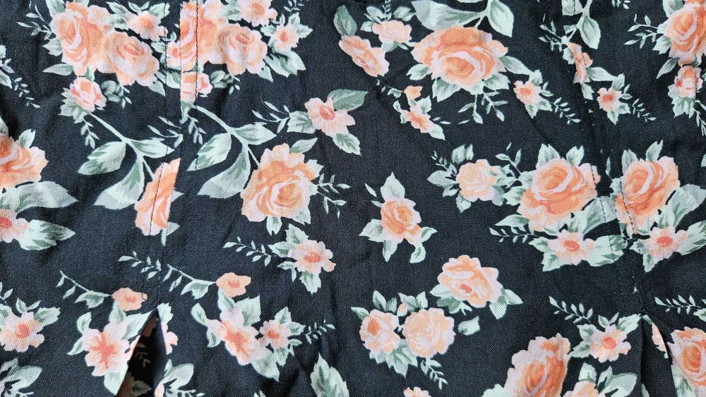 Къса пола H&M Divided на рози, размер 36