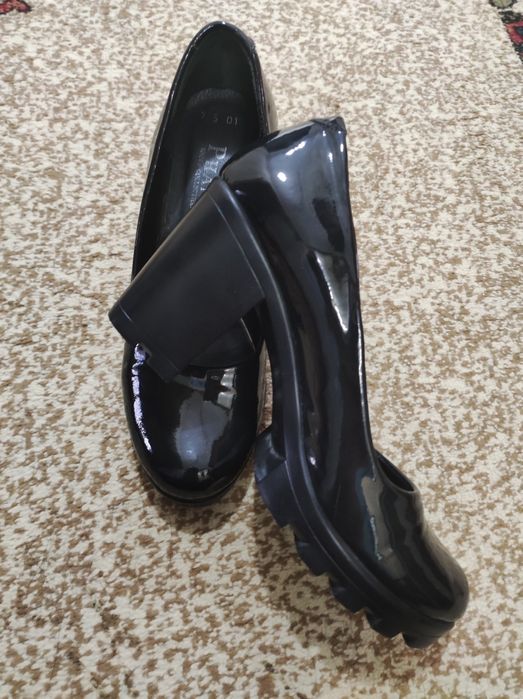 Туфли на среднем каблуке