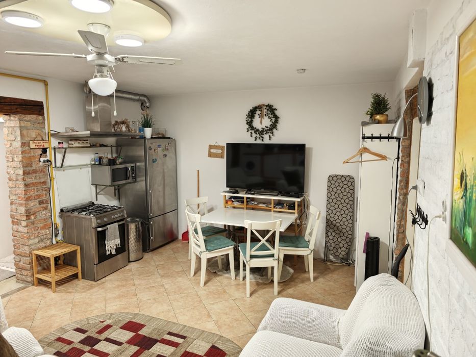 Închiriez apartament 2 camere la casă curte comuna, semicentral — fotografia 1