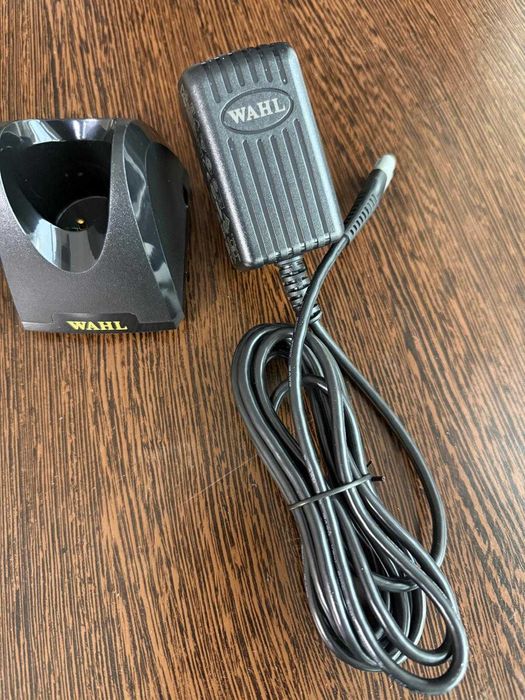 Nou! Stand cu incarcator maina de tuns Wahl Detailer