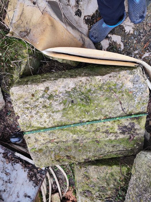 Масивен дялан камък