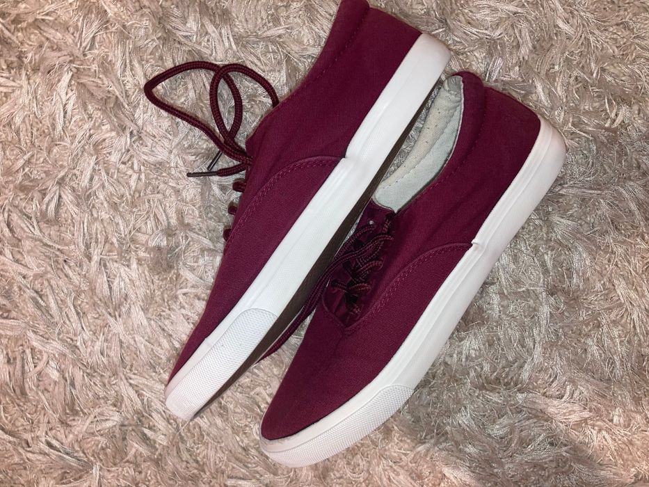 Vând teniși vișinii