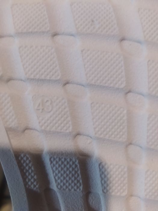 Продам кроссовки