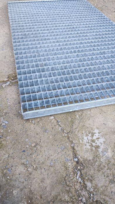 Grătare grilaje metalice și trepte zincate pentru scări metalice