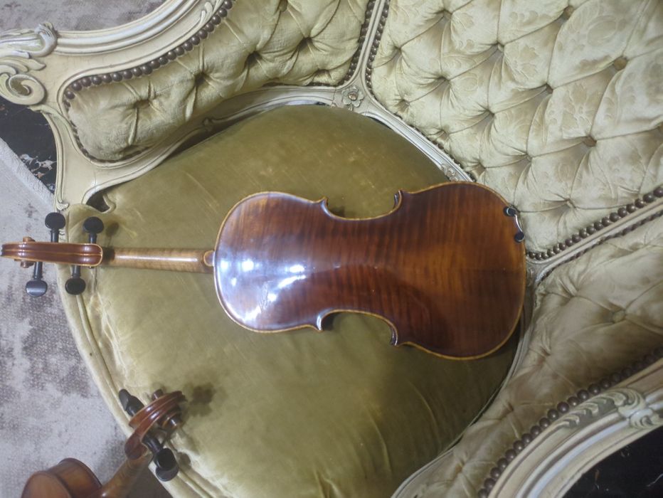 De vânzare o vioară veche deosebit de frumoasă în stare perfecta