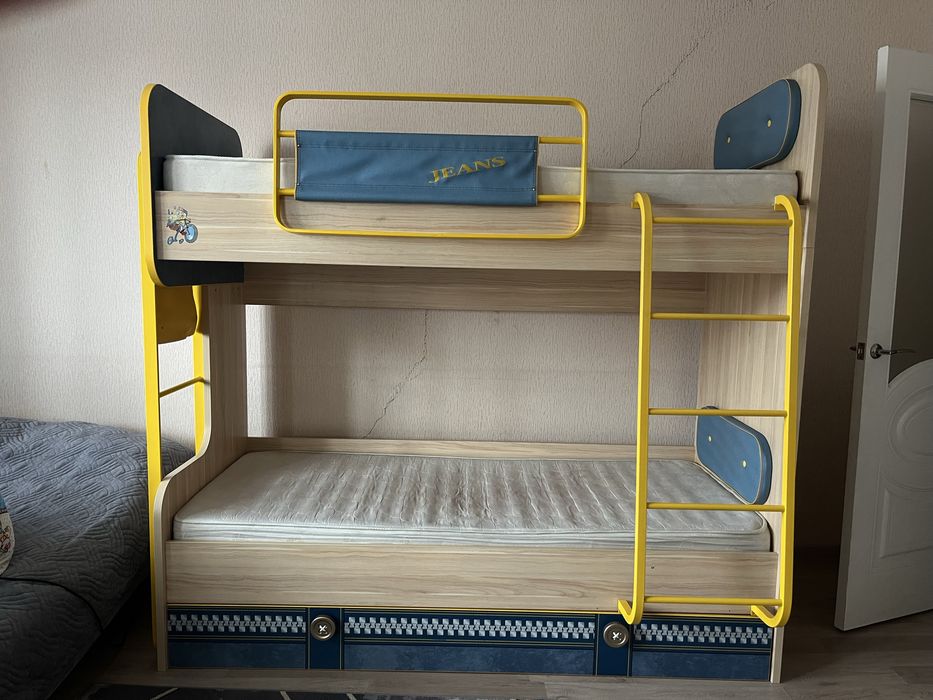 двухъярусная кровать