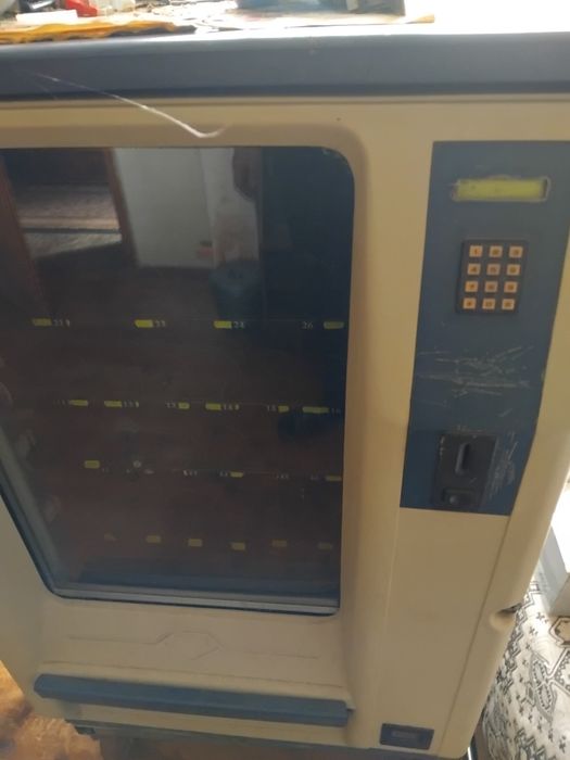 Продавам автомати за кафе,храни и напитки с монети.В много добро състояние,макар и стари Подходящи за  стартиране на малък,но сигурен бизнес проект.