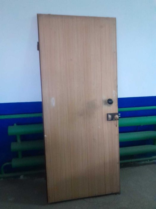Продам металлическую дверь