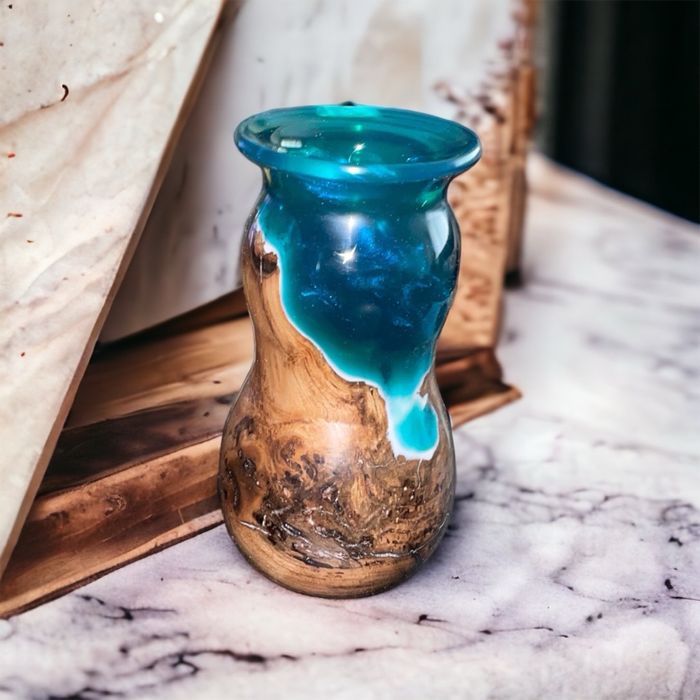 Уникални ръчно изработени вази от дърво и епоксидна смола