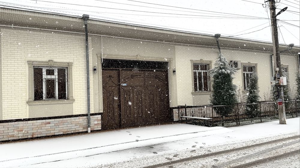 Уй сотилади 8 сотих. 7 та хона. Пишган гиштдан курилган. Падвали бор.