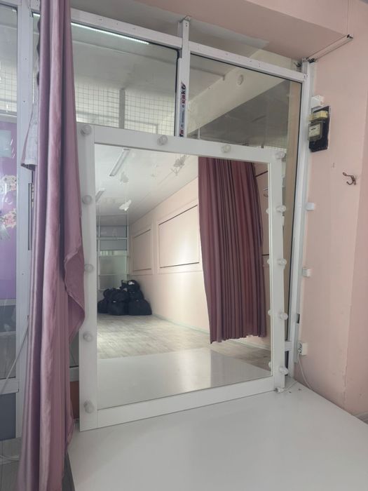 Продоется подиум с зеркало, шкафчик