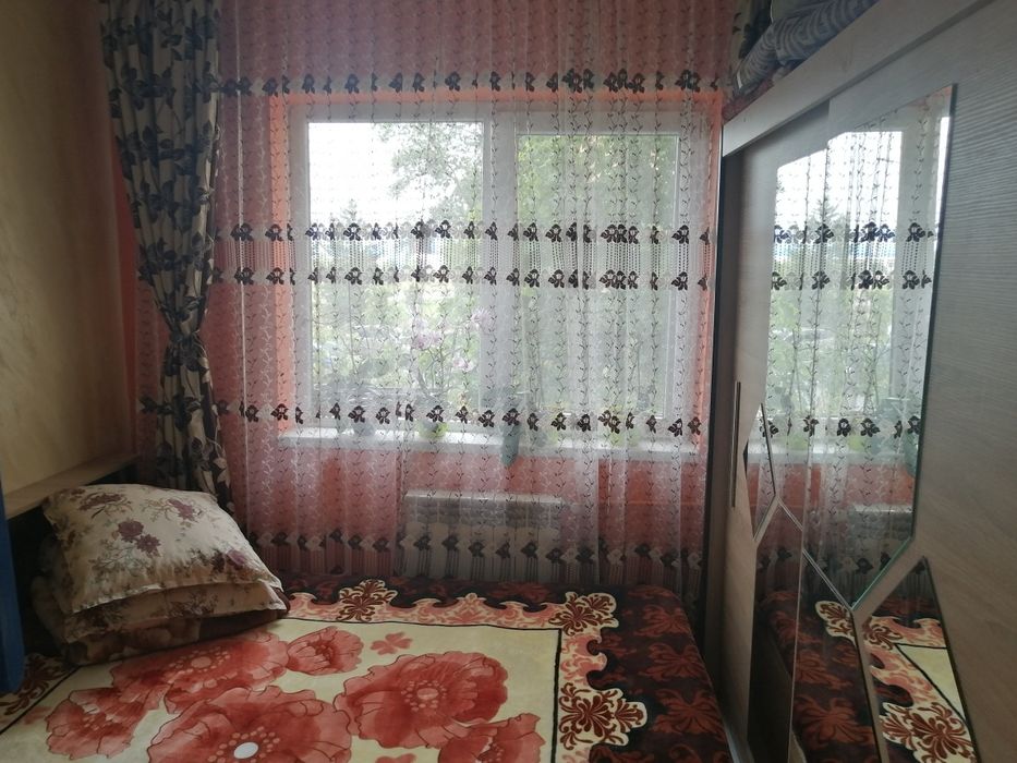Vând apartament cu 3camere etaj 1 mobilat zona alunisi este izolat zona liniștit