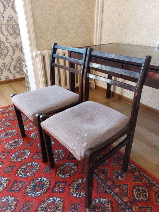 Стол и стулья продаются