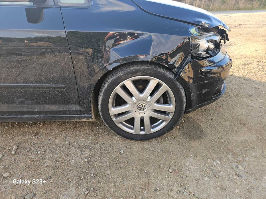 Vand sau dezmembrez  golf 5 plus 1.6 fsi benzina toate piesele disponibile motor funcțional cutie in 6 trepte funcțională..preț 1350 € ..