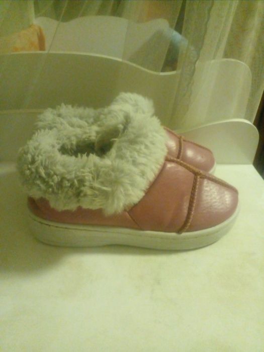 Ayollar oyoq kiyimi hadya qilinadi