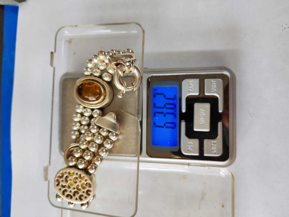 Сребърна гривна с кехлибар