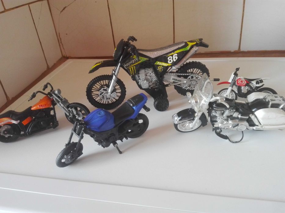 Играчки - колички и моторчета.