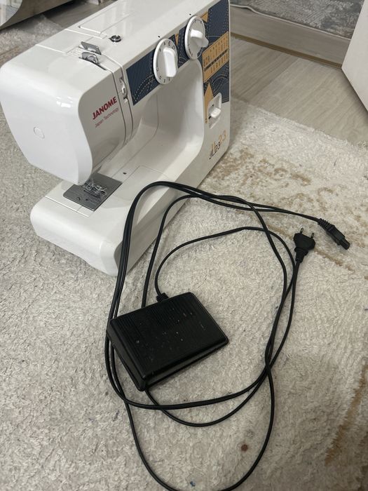 Тігін машинкасы жұмыс істеп тұр Janome JL 23 маркалы
